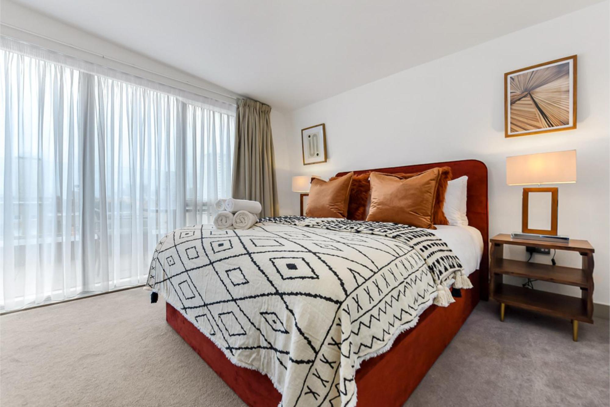 Earthy Elegance: Nature Inspired Flat In Prime Location Londres